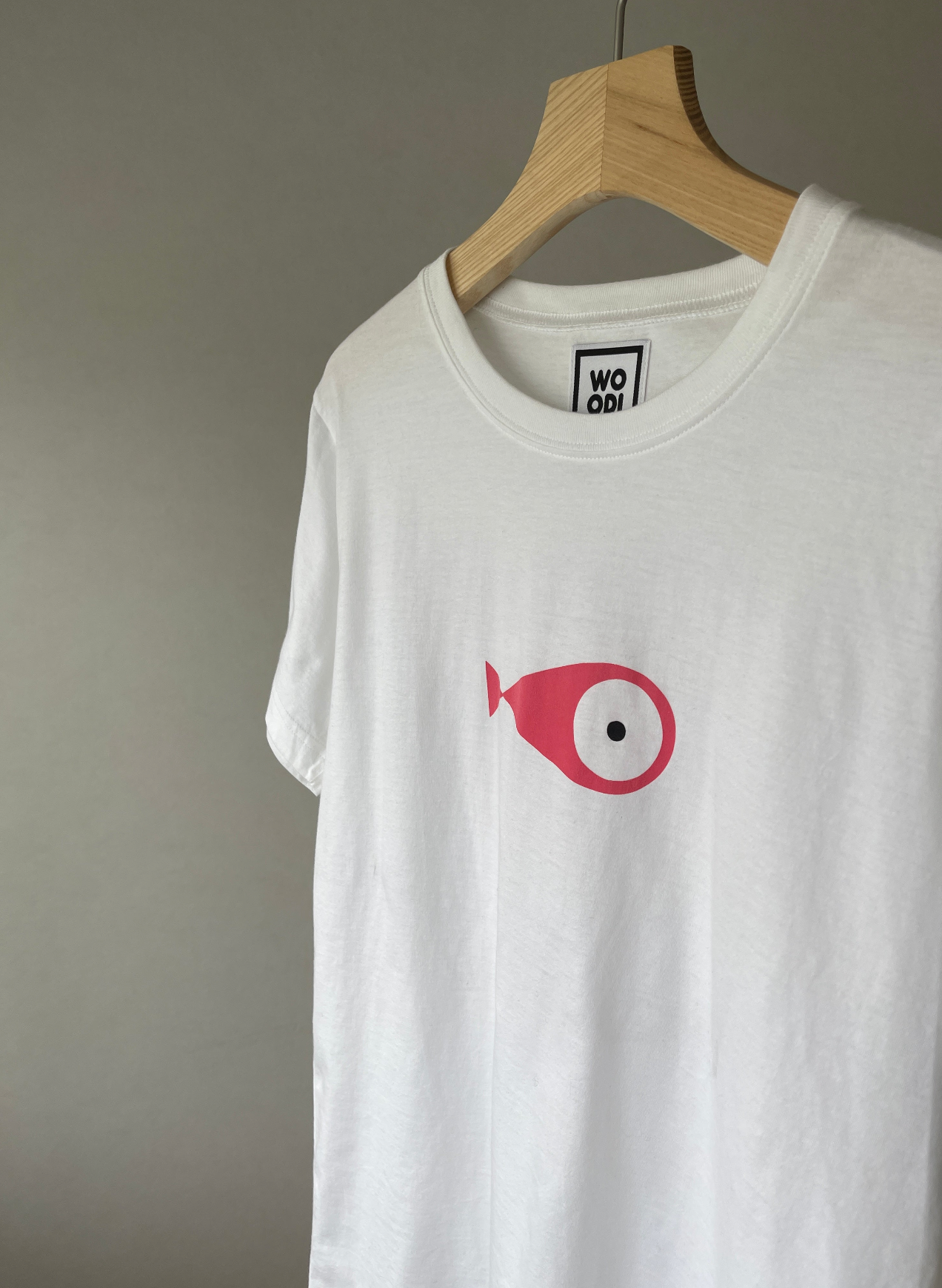 Regular fitted crewneck t-shirt. Cut from 100% superfine cotton, the shape makes it ideal for any occasion. The perfect piece for layering or wearing on its own.  Colour: white Print: pink fish Material: 100%  cotton