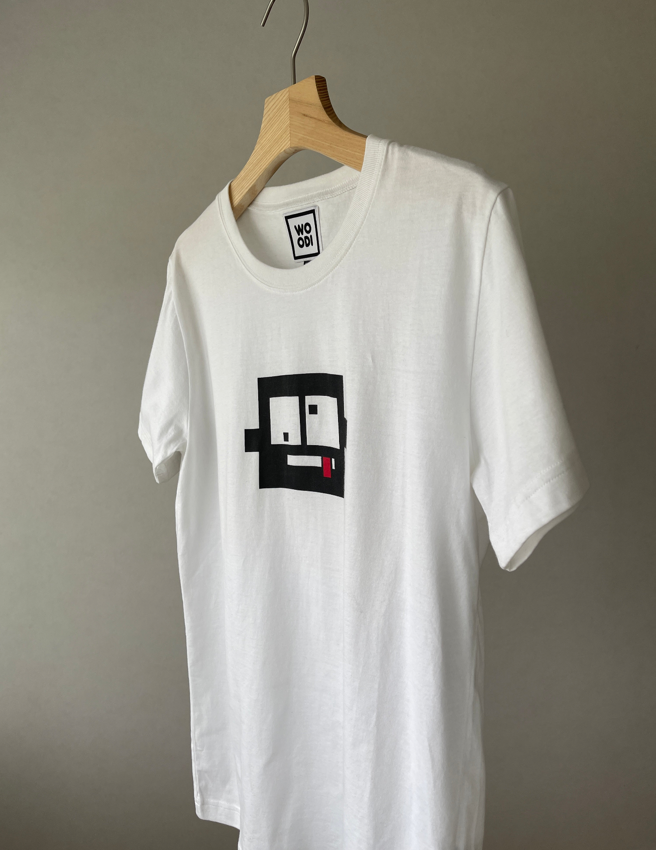 Regular fitted crewneck t-shirt. Cut from 100% superfine cotton, the shape makes it ideal for any occasion. The perfect piece for layering or wearing on its own.  Colour: white Print: Teddy square  Material: 100%  cotton