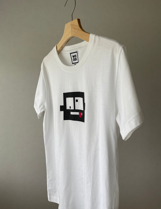 Regular fitted crewneck t-shirt. Cut from 100% superfine cotton, the shape makes it ideal for any occasion. The perfect piece for layering or wearing on its own.  Colour: white Print: Teddy square  Material: 100%  cotton