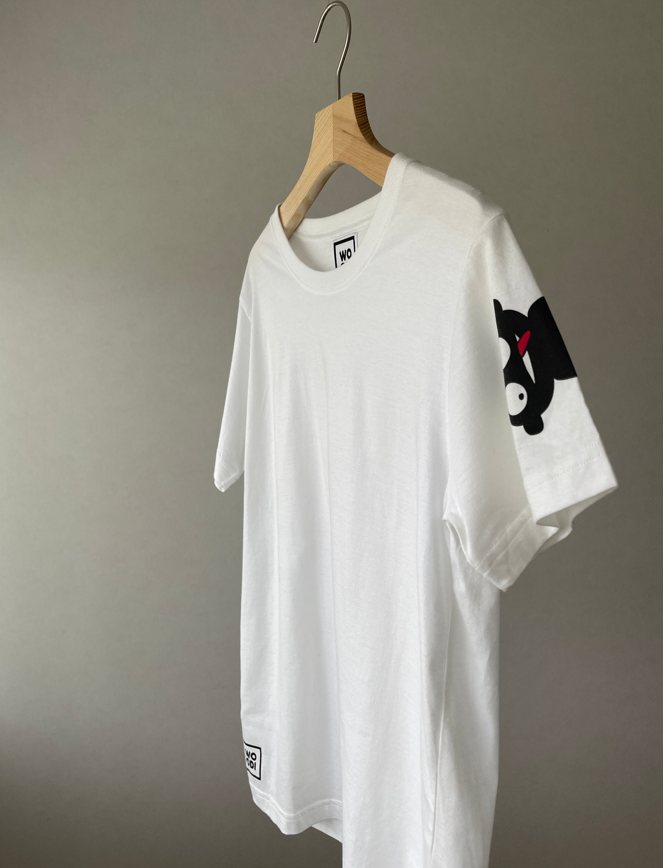 Regular fitted crewneck t-shirt. Cut from 100% superfine cotton, the shape makes it ideal for any occasion.    Colour: white Print: teddy character printed on the right arm sleeve and WOODI logo,  printed on the left side at the bottom Materia