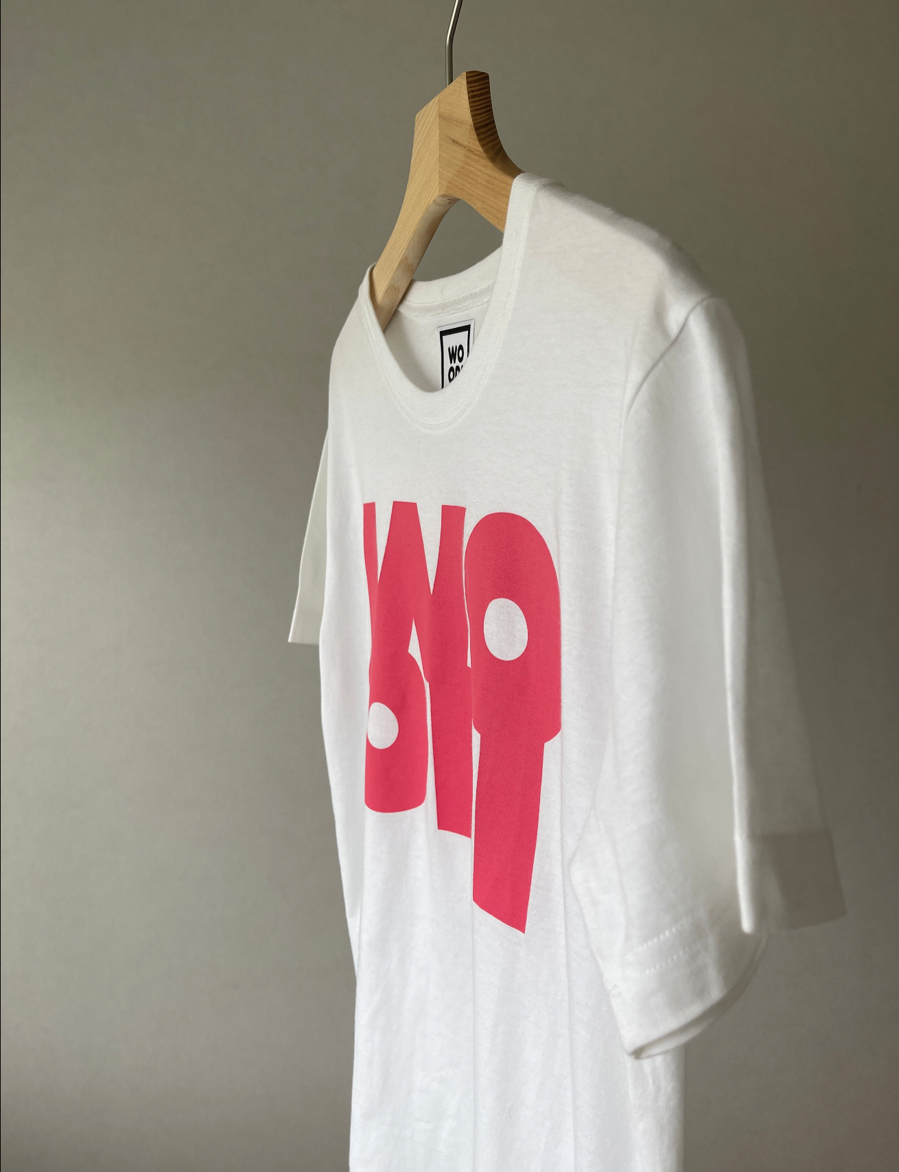 Regular fitted crewneck t-shirt. Cut from 100% superfine cotton, the shape makes it ideal for any occasion. The perfect piece for layering or wearing on its own.  Colour: white Print: WOODI pink logo Material: 100%  cotton