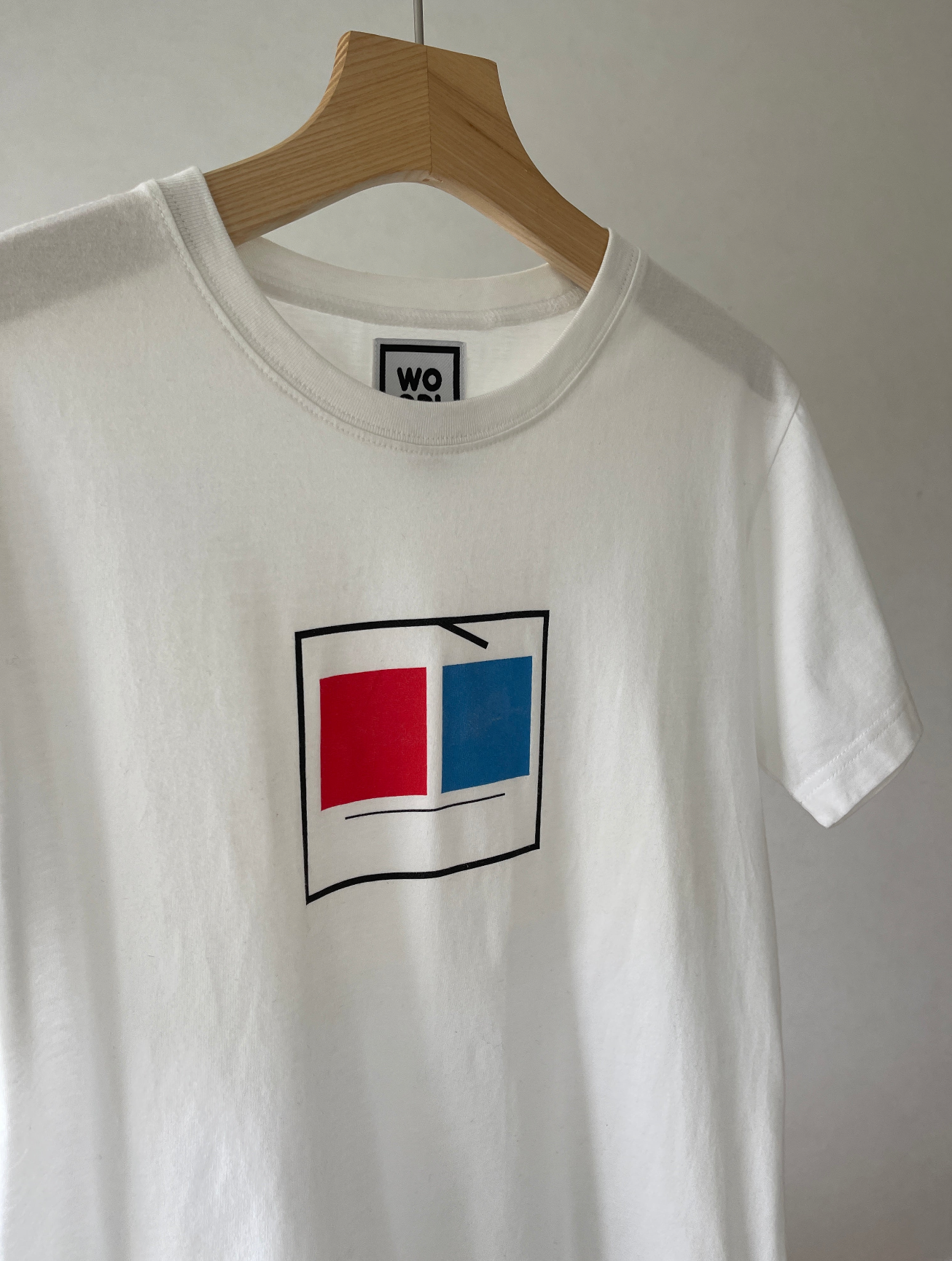 Regular fitted crewneck t-shirt. Cut from 100% superfine cotton, the shape makes it ideal for any occasion. The perfect piece for layering or wearing on its own.  Colour: white Print: WOODI square character Material: 100%  cotton