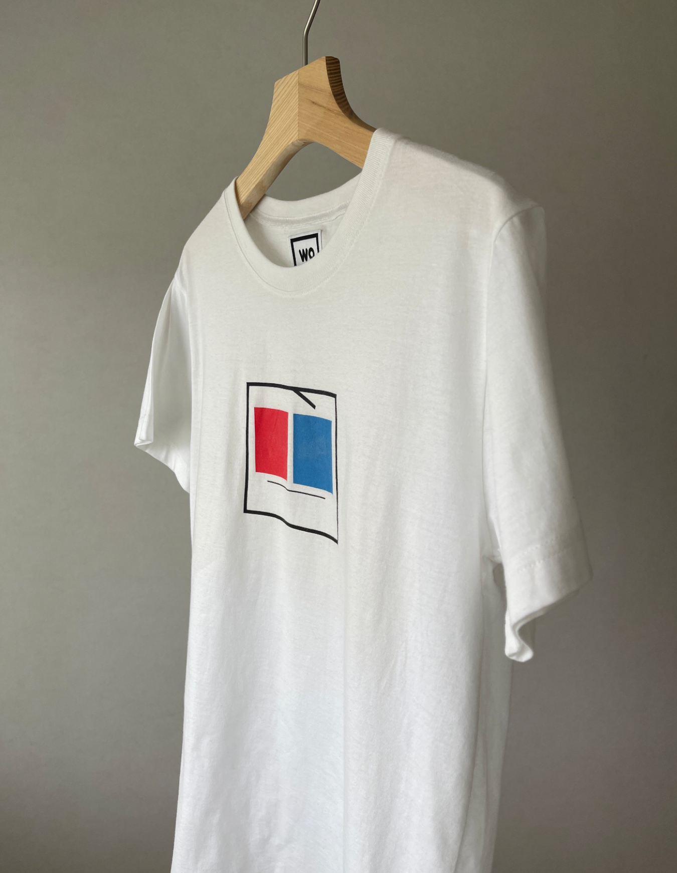 Regular fitted crewneck t-shirt. Cut from 100% superfine cotton, the shape makes it ideal for any occasion. The perfect piece for layering or wearing on its own.  Colour: white Print: WOODI square character Material: 100%  cotton