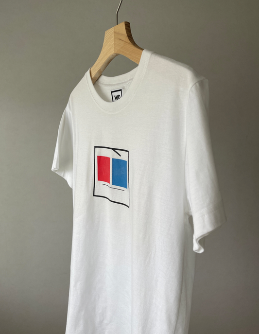 Regular fitted crewneck t-shirt. Cut from 100% superfine cotton, the shape makes it ideal for any occasion. The perfect piece for layering or wearing on its own.  Colour: white Print: WOODI square character Material: 100%  cotton