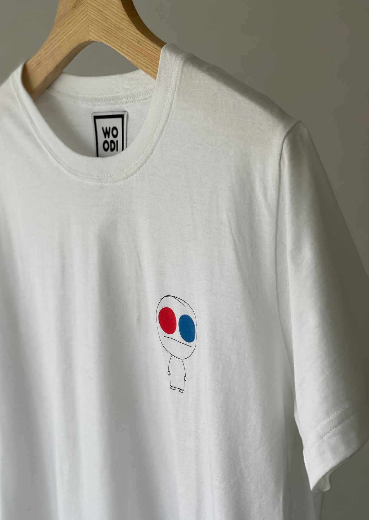 Regular fitted crewneck t-shirt. Cut from 100% superfine cotton, the shape makes it ideal for any occasion. The perfect piece for layering or wearing on its own.  Colour: white Print: WOODI character