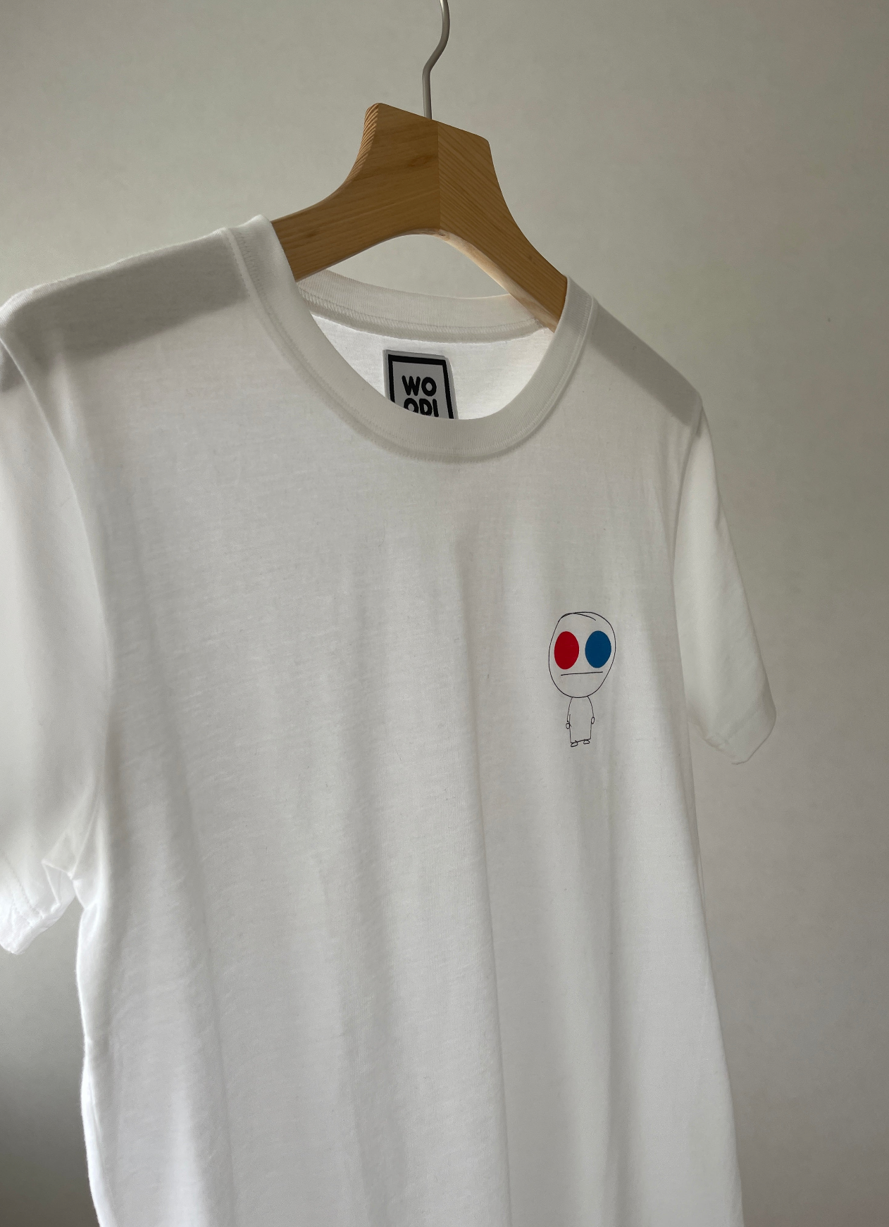 Regular fitted crewneck t-shirt. Cut from 100% superfine cotton, the shape makes it ideal for any occasion. The perfect piece for layering or wearing on its own.  Colour: white Print: WOODI character