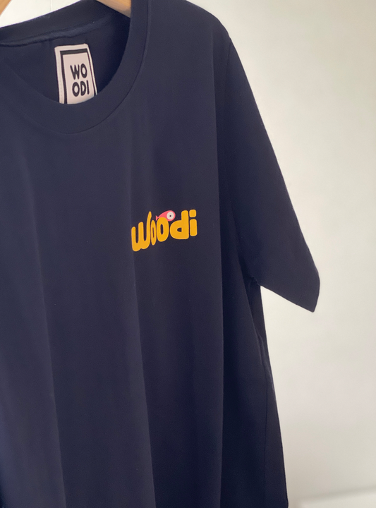 Regular fitted crewneck t-shirt. Cut from 100% superfine cotton, the shape makes it ideal for any occasion. The perfect piece for layering or wearing on its own.   Colour: navy blue Print: front WOODI swirl text and pink fish Material: 100%  cotton