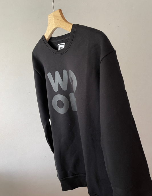 Beautifully crafted crewneck, with a classic, raglan-sleeved cut. Crafted from 100 % superfine cotton. Raglan sleeves, ribbed trims and with a double printed WOODI logo on the chest and a teddy character print on the back of the neck.  Colour: black  Material: 100% cotton