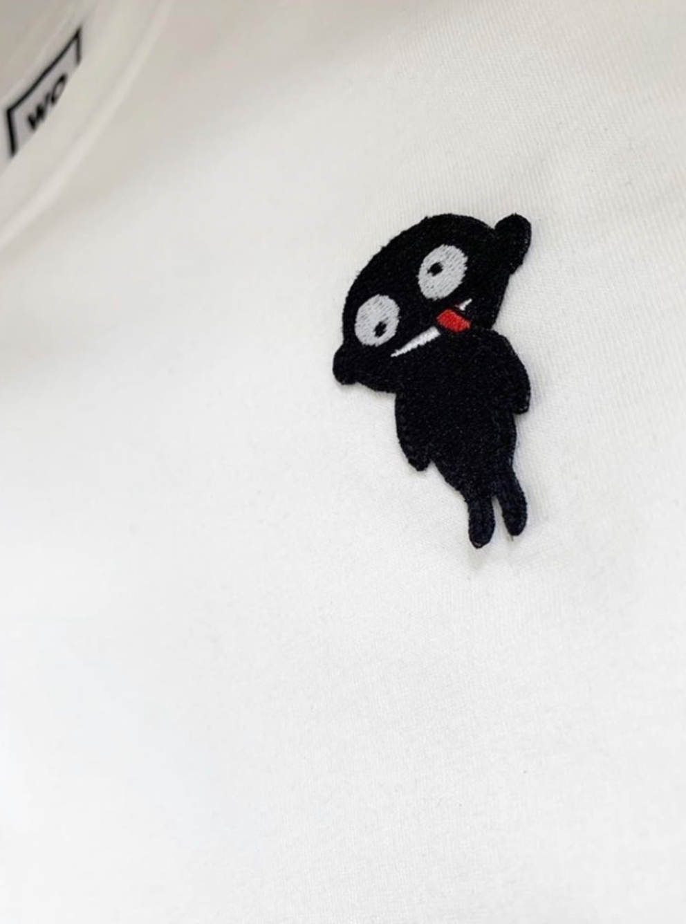 Regular fitted crewneck t-shirt. Cut from 100% superfine cotton, the shape makes it ideal for any occasion. The perfect piece for layering or wearing on its own.  Colour: white and black Patch: teddy character