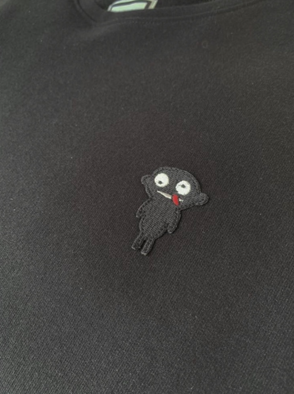 Regular fitted crewneck t-shirt. Cut from 100% superfine cotton, the shape makes it ideal for any occasion. The perfect piece for layering or wearing on its own.  Colour: white and black Patch: teddy character